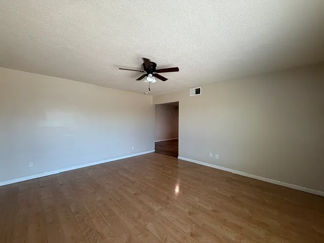 3 bedroom with 1.75 bath and Arizona room — Photo 3