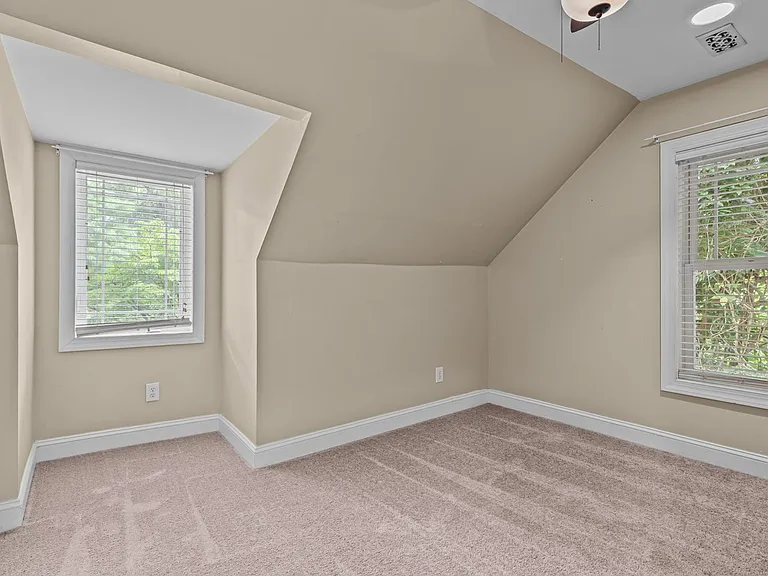 835 N Ashe St — Photo 3