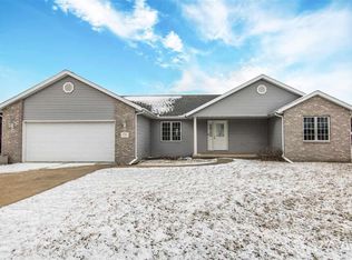 1701 Fawnridge Ln, Pekin, IL 61554