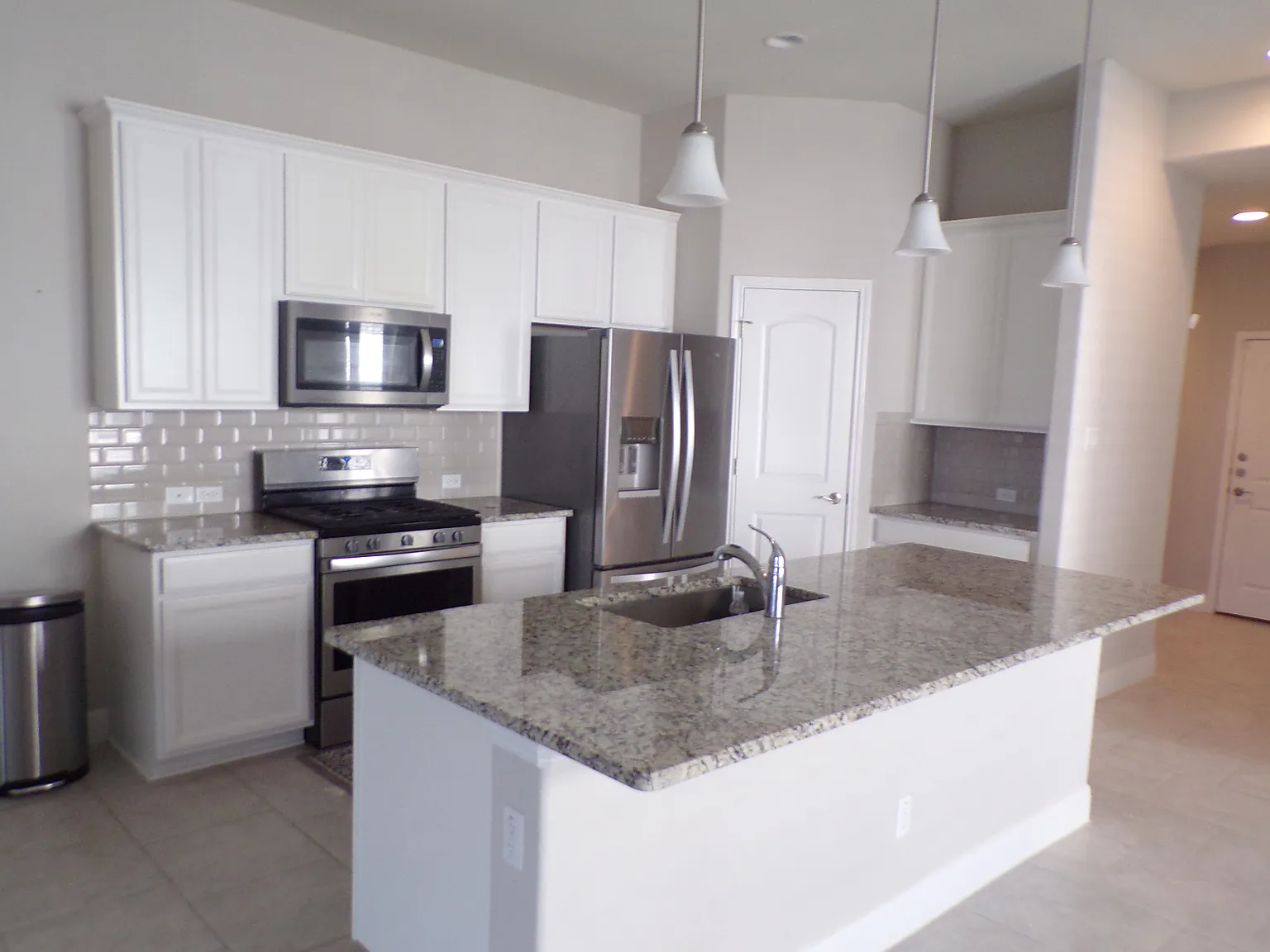 3 bed, 1831 sqft, $2,000 — Photo 3