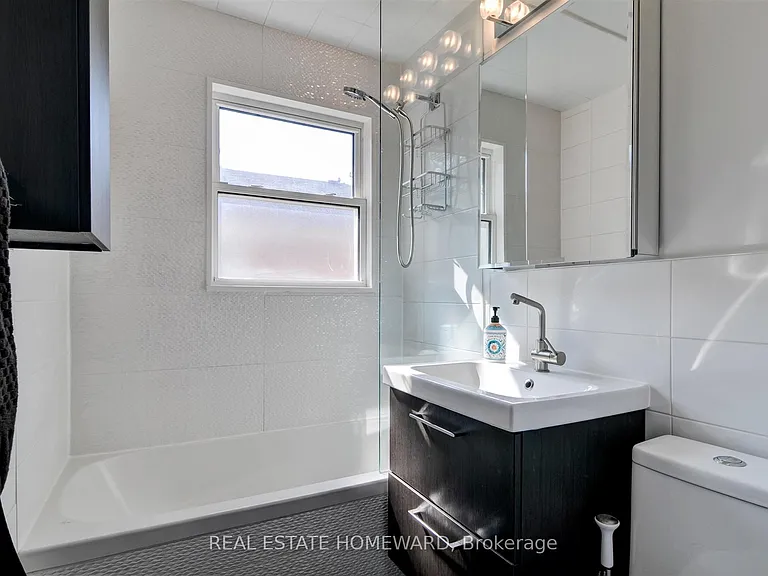 21 Love Cres #MAIN FLOOR — Photo 31