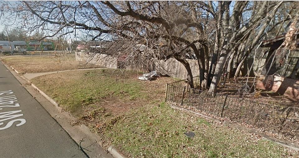 2nd image of 816 SW 24th St