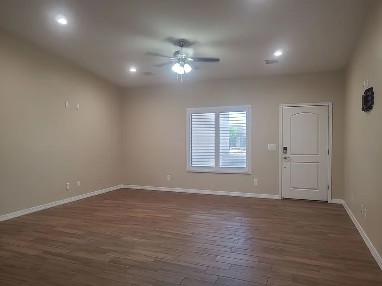 1923 E Winter Haven Dr — Photo 2