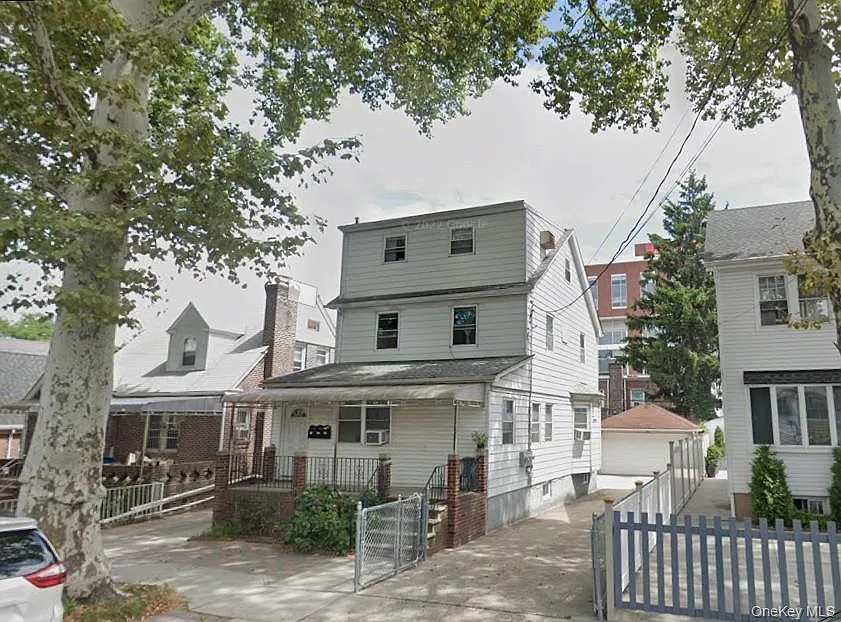 2 bed, 1.0 bath, 975 sqft, $2,500 — Photo 1