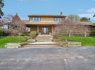 555 Crawford Farm Ln, Milford, MI 48381