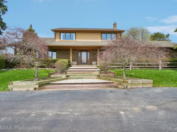 555 Crawford Farm Ln, Milford, MI 48381