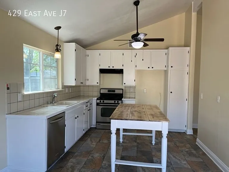429 E Avenue J7 — Photo 3