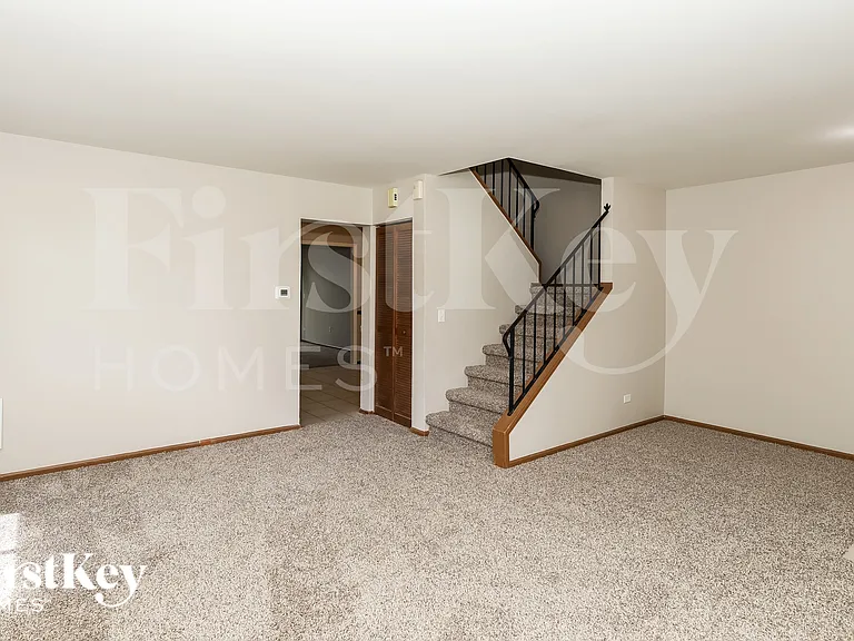 1045 Camden Ln — Photo 3