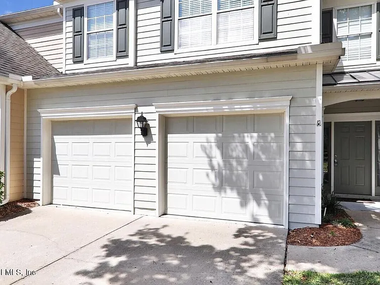 11225 N Castlemain Cir — Photo 2
