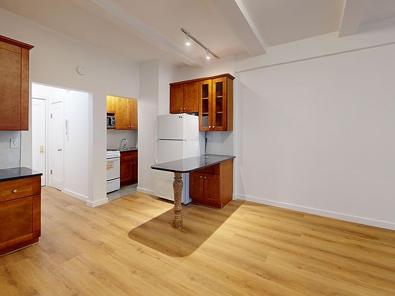 2nd image of 157 E 72nd St APT 1g