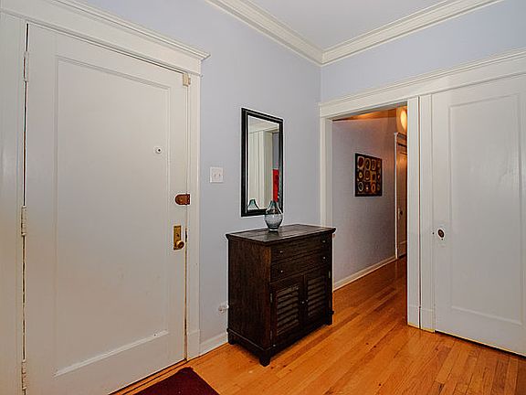 3rd image of 5919 N Kenmore Ave APT 1