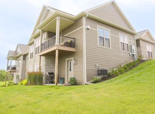 N28W25158 Parkway Ridge Cir UNIT B, Pewaukee, WI 53072