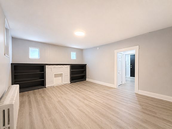 4th image of 831 Main St E #3