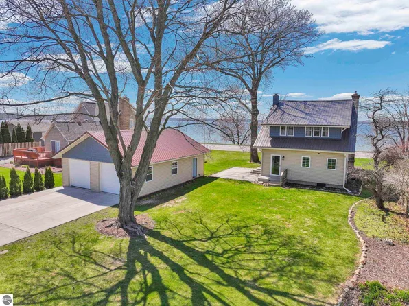 407 S Lakeshore Dr, Lake City, MI 49651