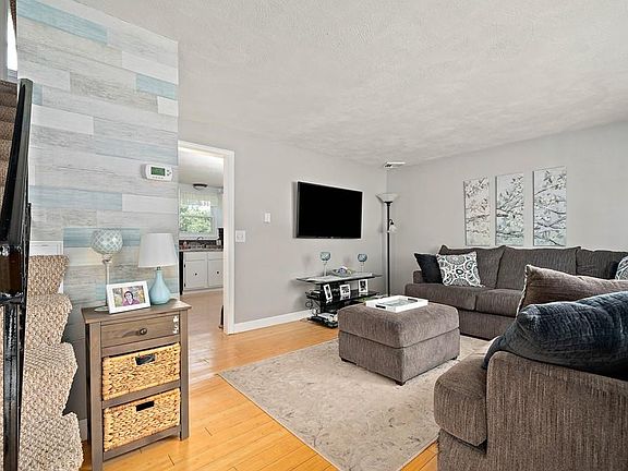 3rd image of 550 Plymouth St #2
