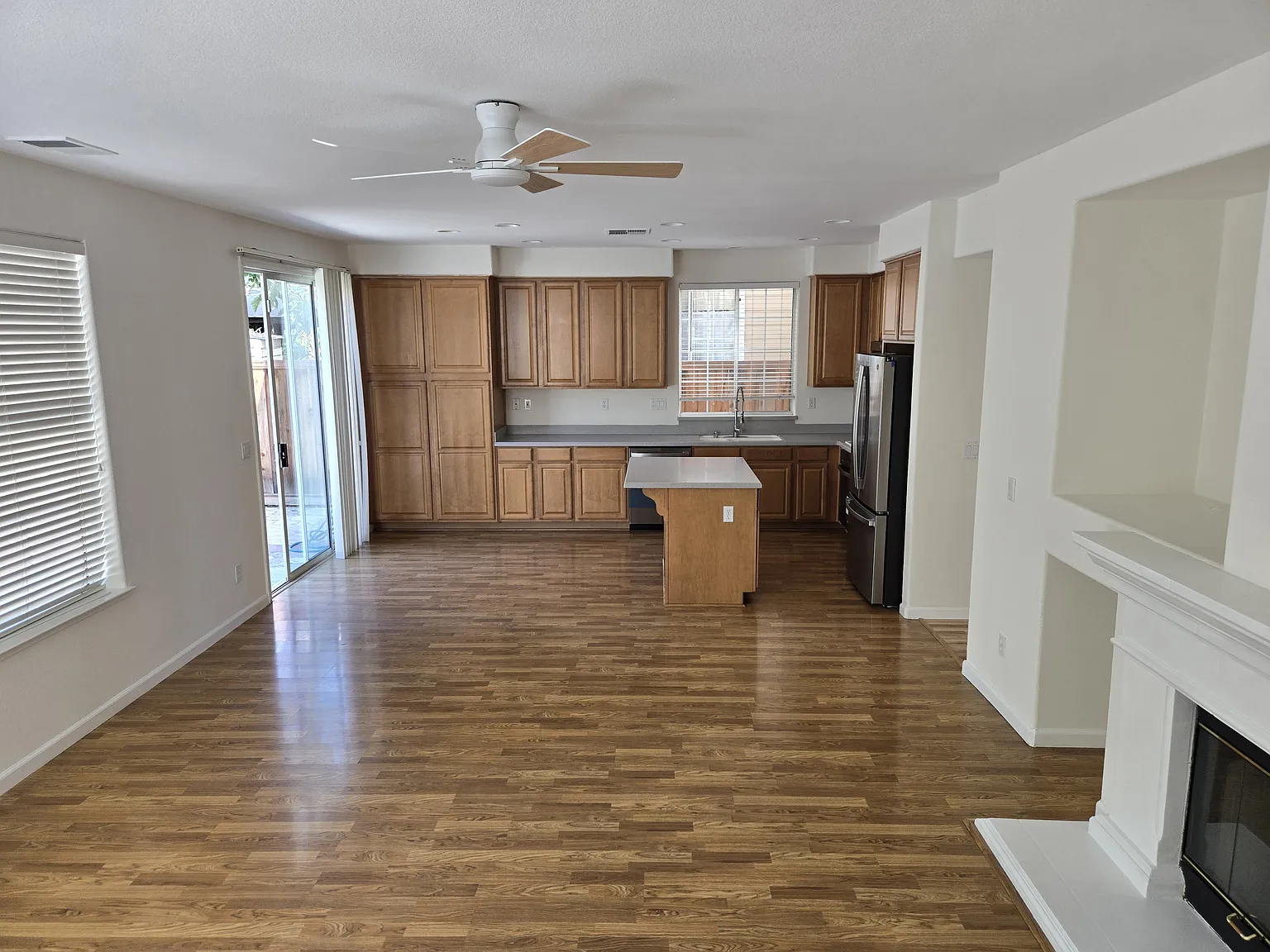 4 bed, 2.5 bath, 2069 sqft, $4,800 — Photo 2