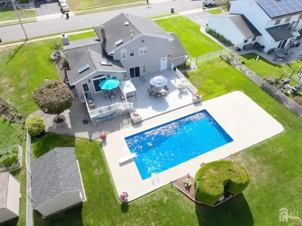 21 Shoshone St, Old Bridge, NJ 08857