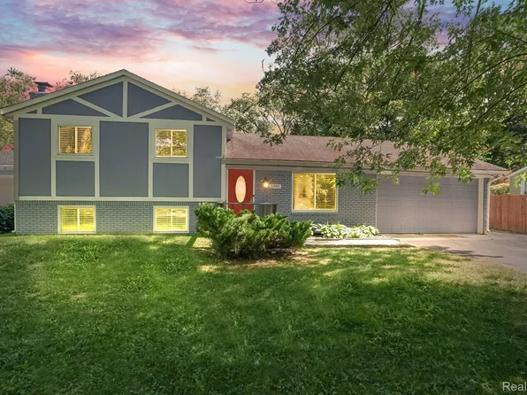 3305 Fox Blvd, Commerce Township, MI 48382