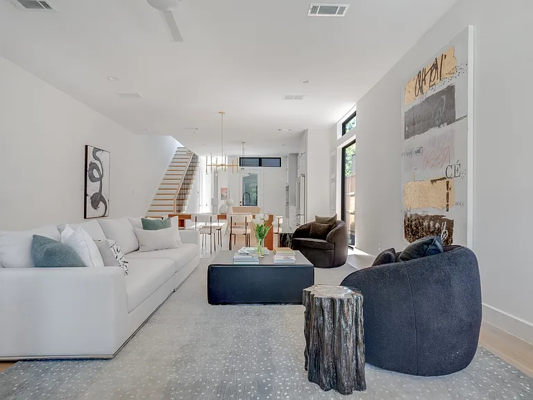 2324 Kirby St — Photo 3