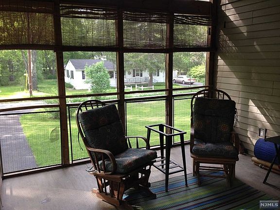 4th image of 704 Willow Dr