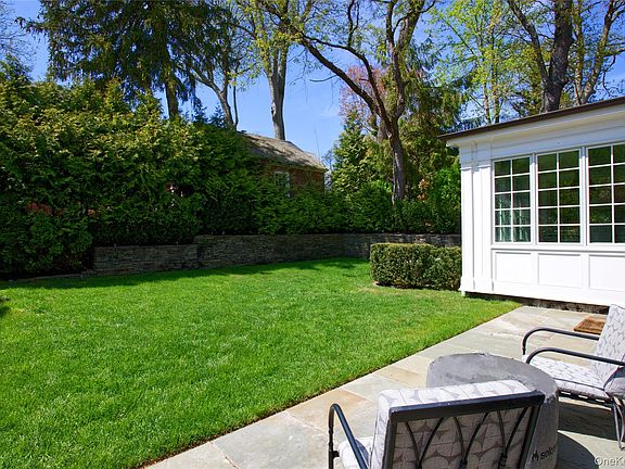 5th image of 107 Manhasset Woods Road