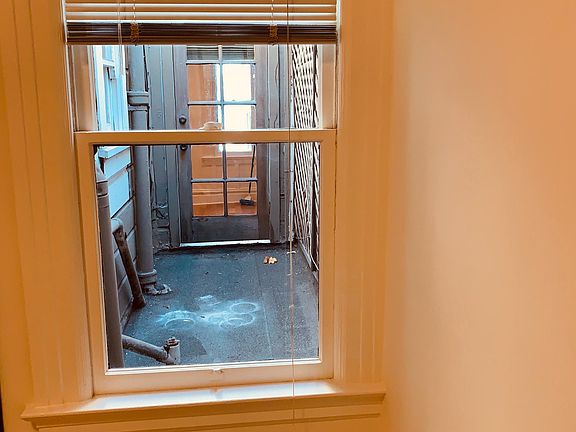 5th image of 840 Bay St