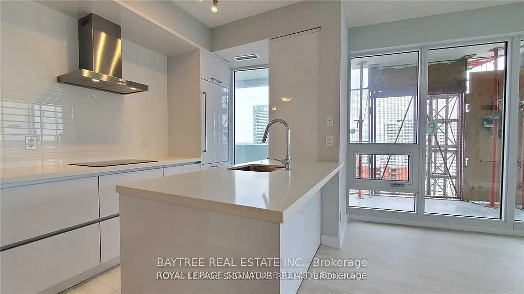 2221 Yonge St — Photo 4