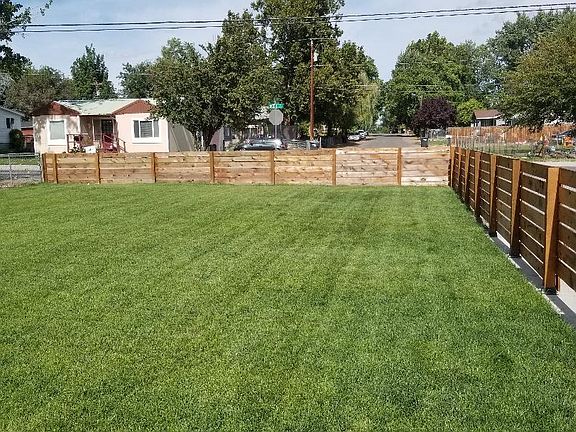 Beautiful fenced front yard with nice lush lawn.
