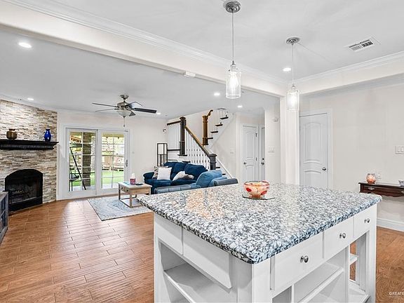 5th image of 1921 Pin Oak Rd