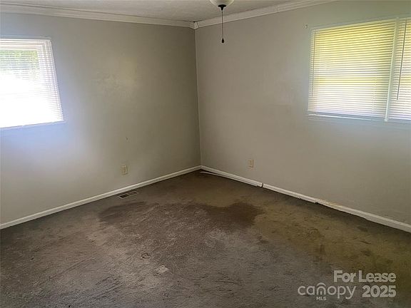 4th image of 1427 Oak Hill Dr