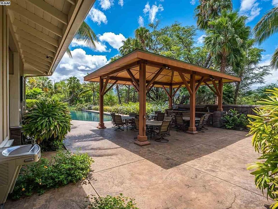 Open-air club house dining area
