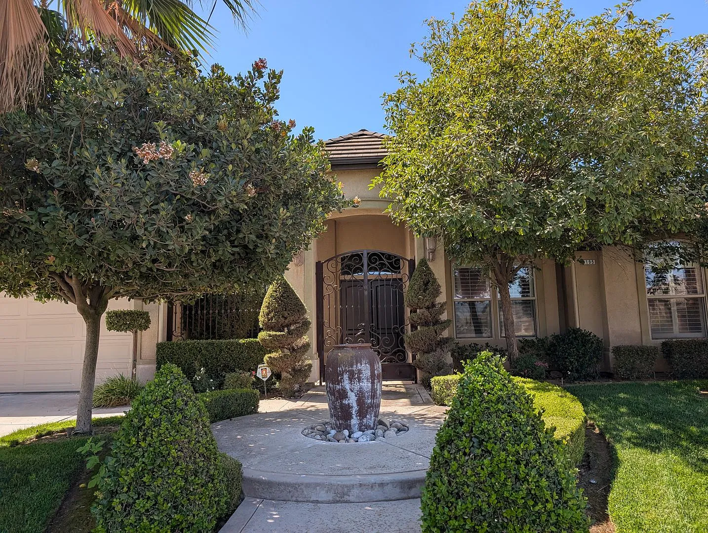 Executive home offering a wonderful floor plan, spacious bedrooms, upgraded amenities, a large lo... — Photo 3