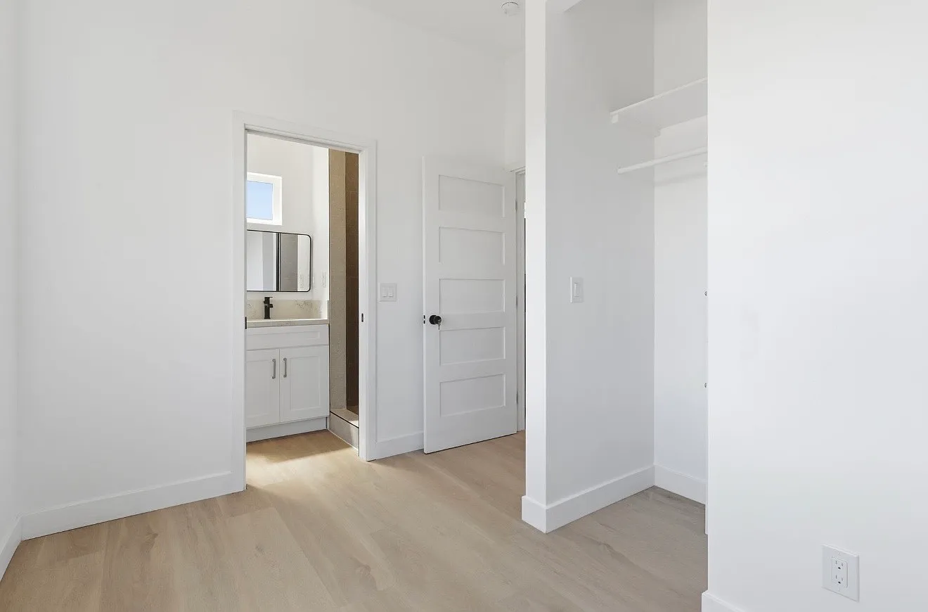 2812 Meade Ave — Photo 2