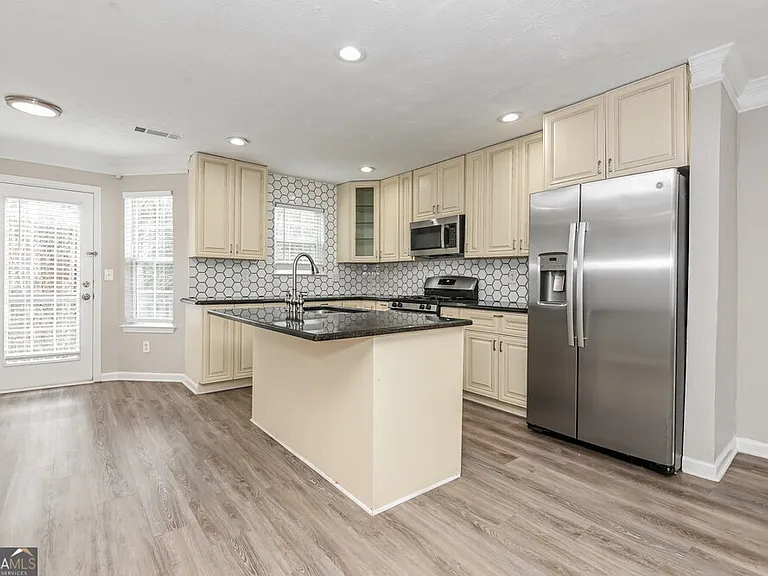 425 Village Bluff Dr — Photo 8
