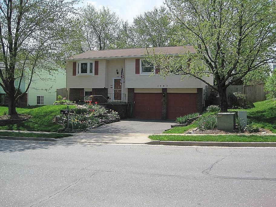 4 bd/2 ba/2 car garage