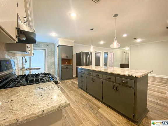 4th image of 1016 N Avenue F
