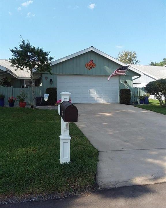 1st image of 6 Lake Fairgreen Cir