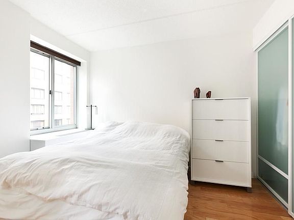4th image of 555 W 23rd St APT S3a