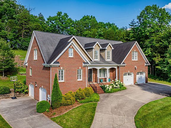 3rd image of 1221 Sussex Dr