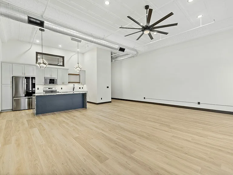 522 6th St #301 — Photo 4