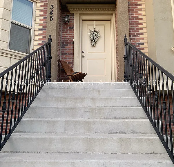 345 W Park View Ln — Photo 2