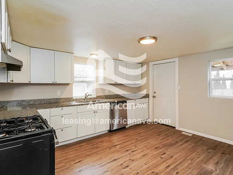 991606_006_kitchen_6.jpg