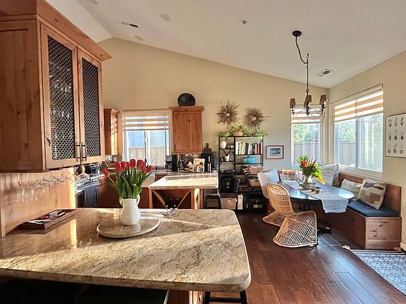 Kitchen, 2 countertop seating bars with for 5, dining nook