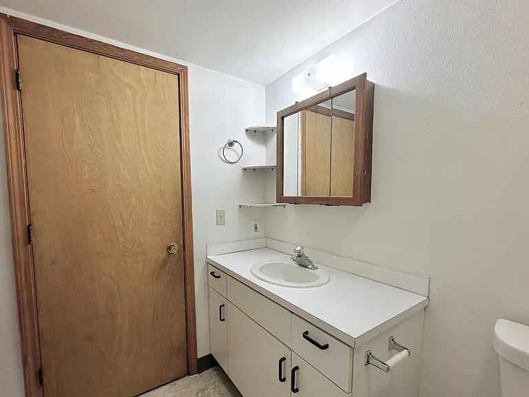 318 E 6th St — Photo 10