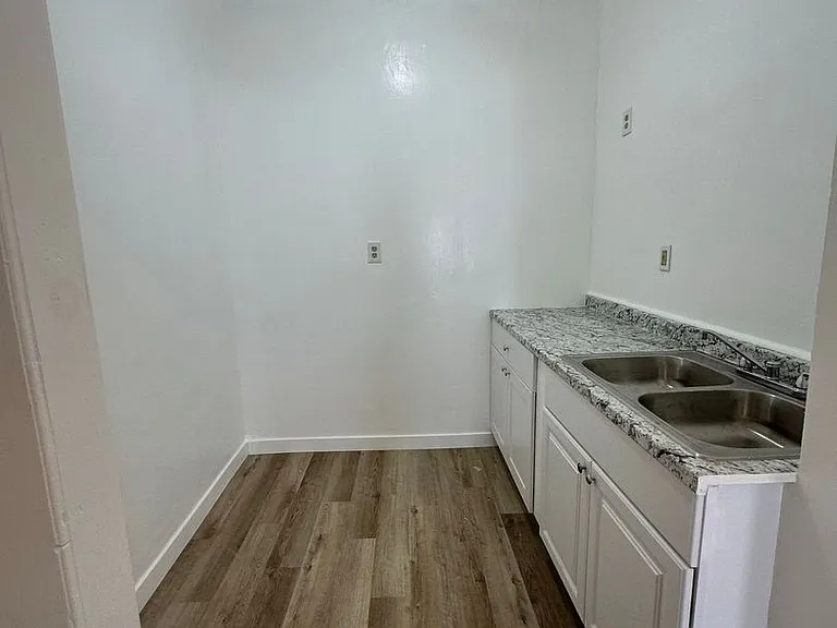 901 S Vermont Ave — Photo 23