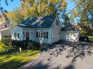 108 Country Ln, Penfield, NY 14526