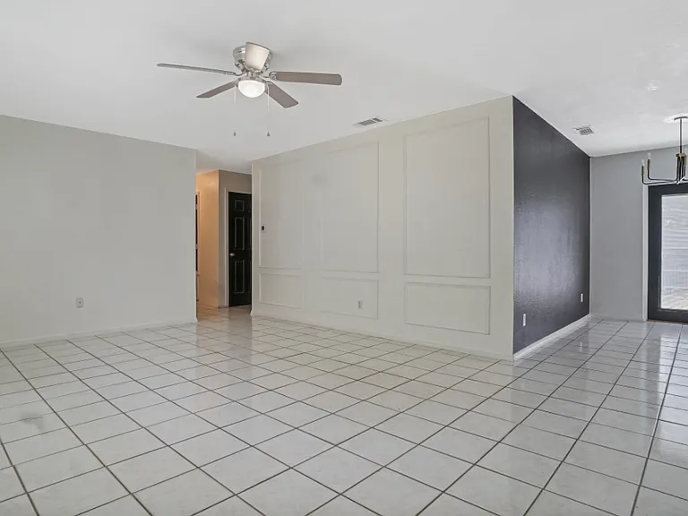4751 Beacon St — Photo 10