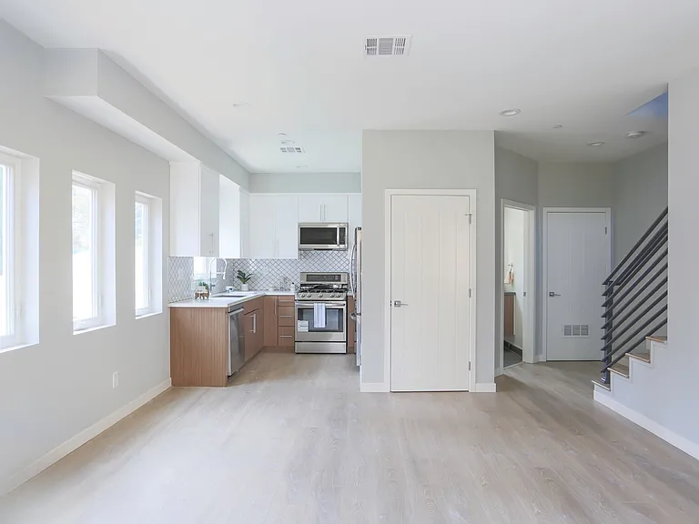 1242 N Beachwood Dr #1242 — Photo 9