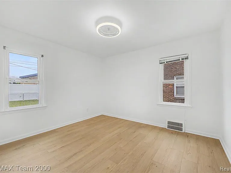 1670 Riverbank St — Photo 20