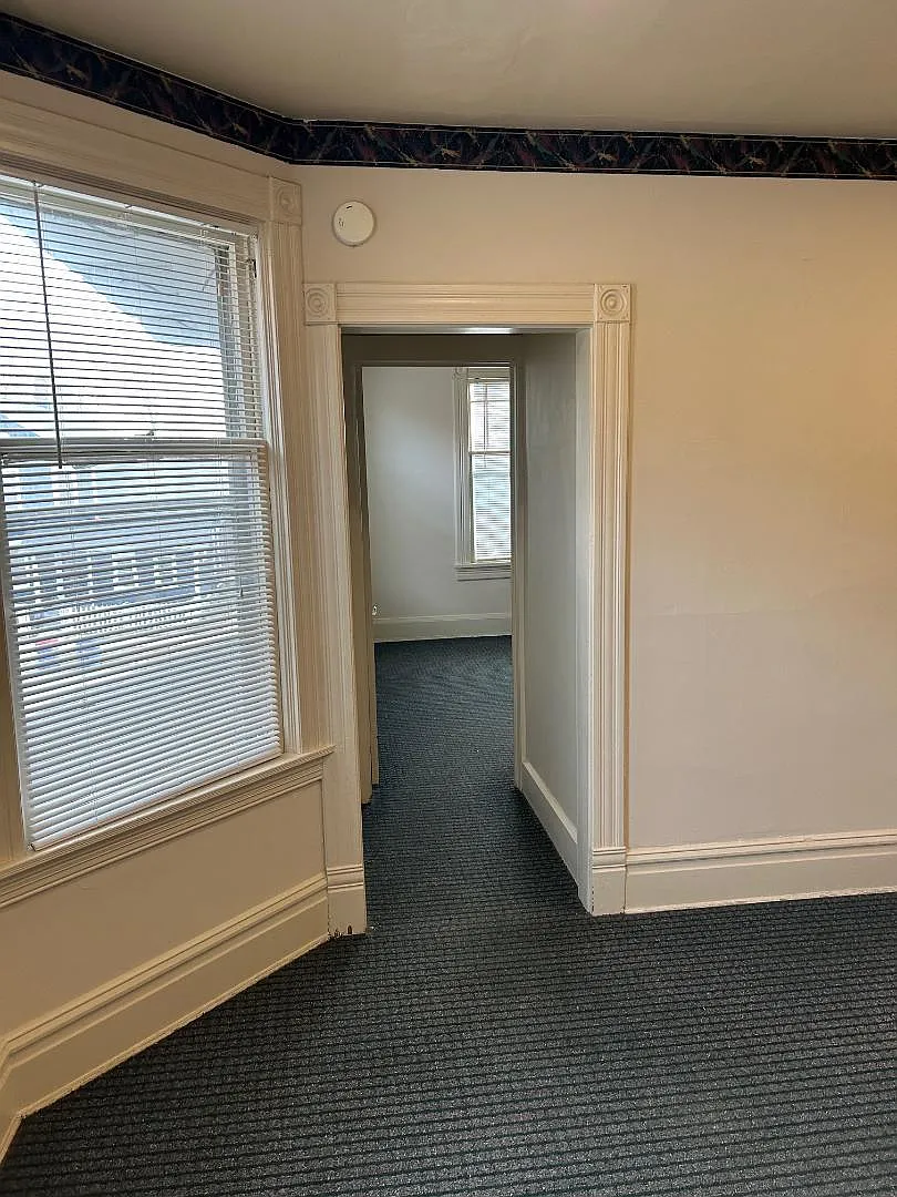 525 Livingston Ave NE — Photo 3